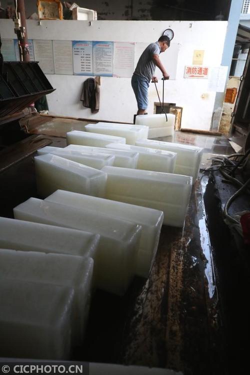 连日来,江苏泰州持续高温,用于水产品和果蔬保鲜的冰块热销.
